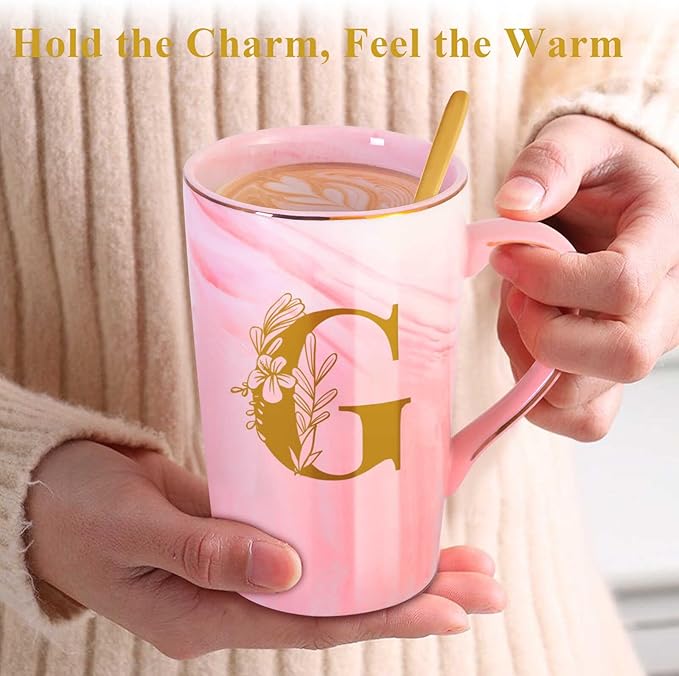 MNZZ Personalized Ceramic Coffee Mug with Lid, 14 oz, Pink, Letter G, Marble Finish, Gold Detailing, Reusable, Dishwasher Safe, Perfect for Hot Drinks, Home, Birthday Gifts