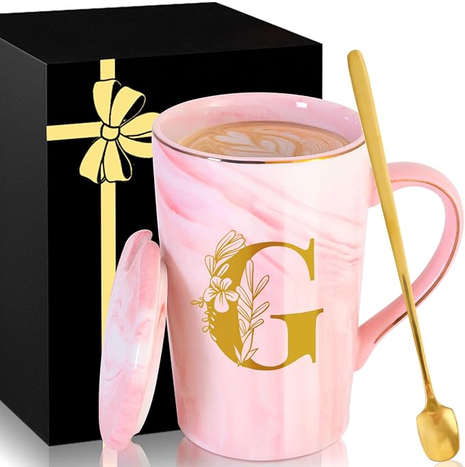 MNZZ Personalized Ceramic Coffee Mug with Lid, 14 oz, Pink, Letter G, Marble Finish, Gold Detailing, Reusable, Dishwasher Safe, Perfect for Hot Drinks, Home, Birthday Gifts
